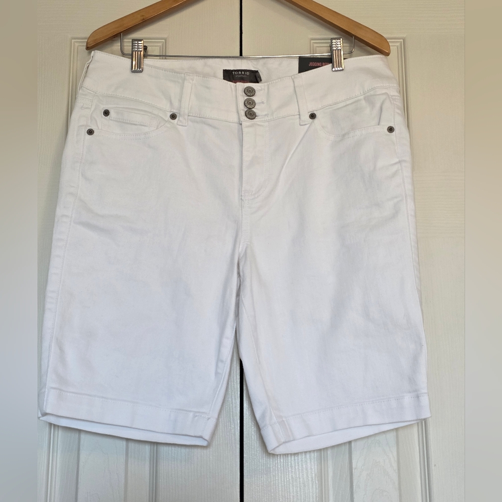 NWT Torrid Bright White Women's Bermuda Comfort Stretch Shorts